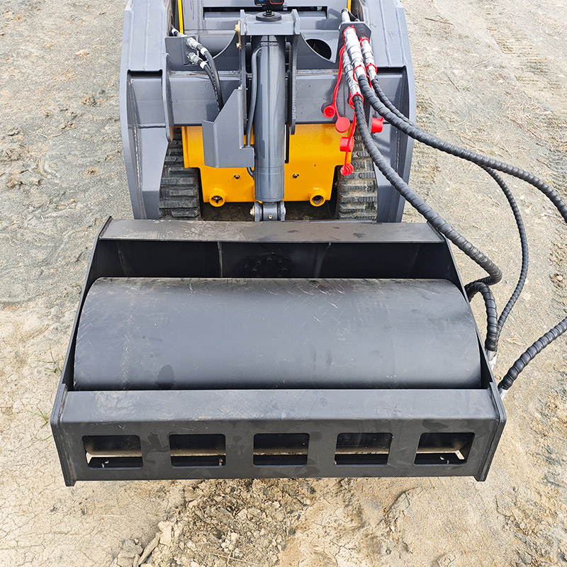 Minicargadora compacta con accesorio de rodillo compactador