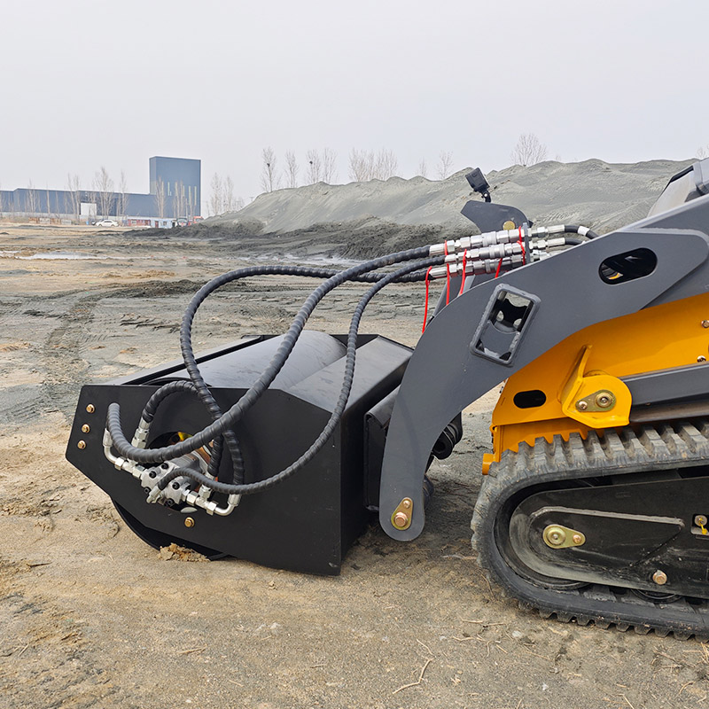 Minicargadora compacta con accesorio de rodillo compactador