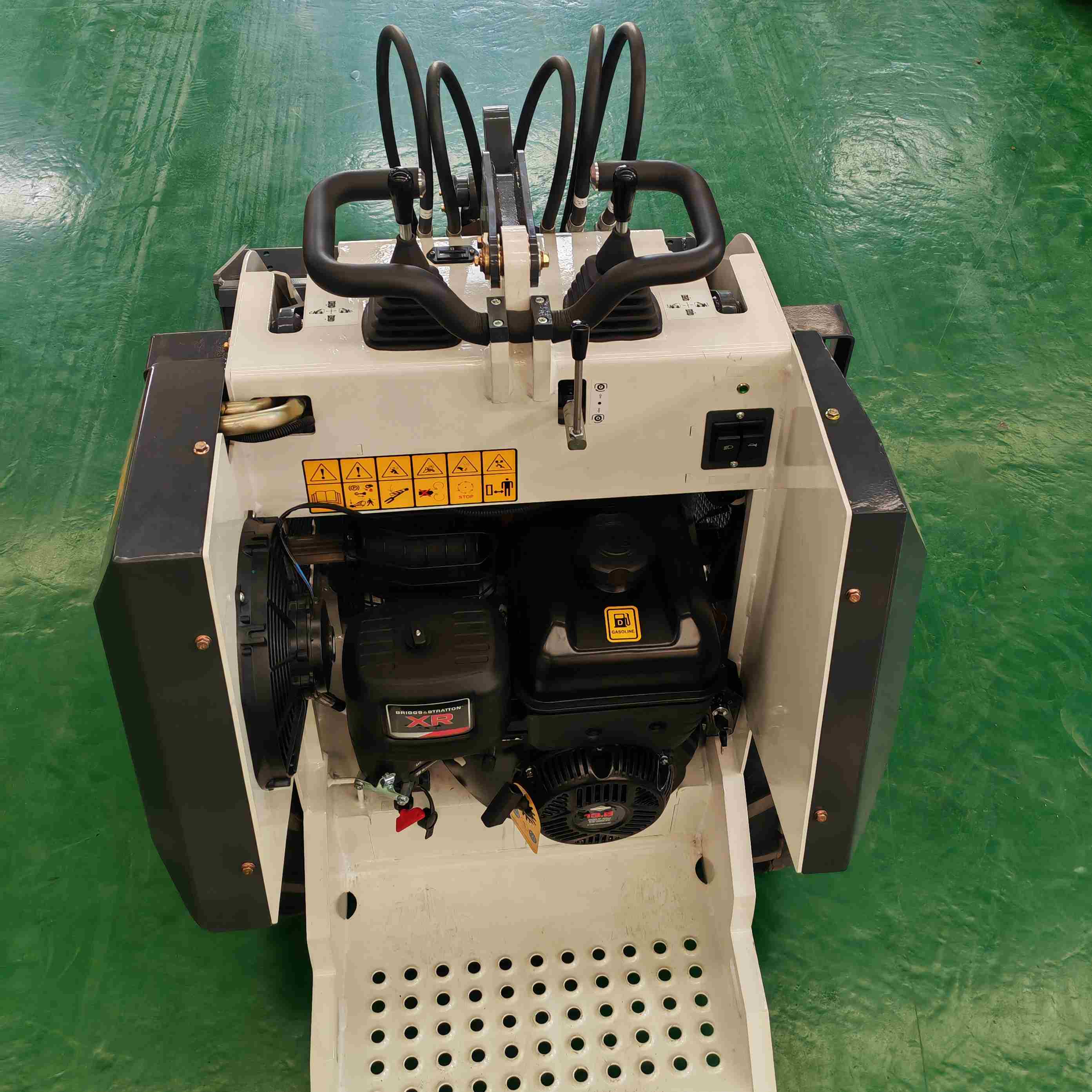 Мини-погрузчик с бортовым поворотом - 320N