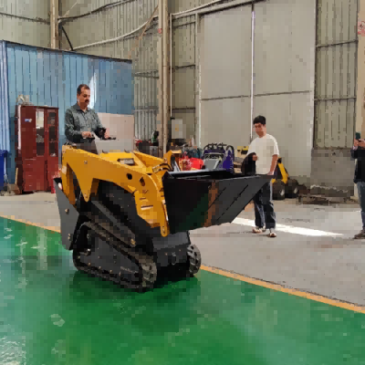 I clienti del Medio Oriente vengono nel nostro stabilimento per provare la mini pala compatta V1000 ed effettuare ordini sul posto