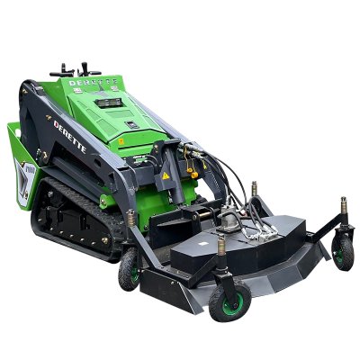 Мини-погрузчик с бортовым поворотом и навесным оборудованием для газонокосилки.