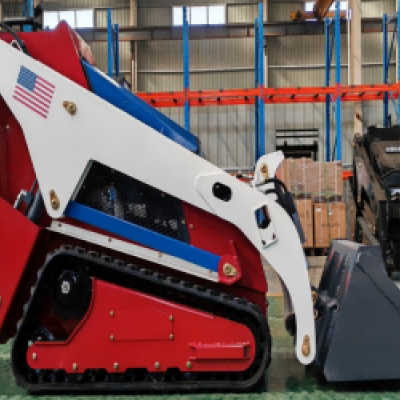 La mini pala compatta personalizzata V1000 esce dalla linea di produzione